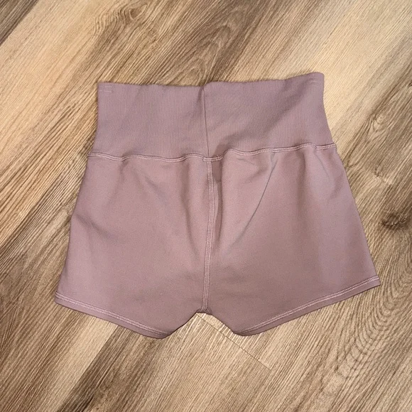 Alo Yoga 3" High-Waist Airlift Shorts in Smoky Quartz Pink Athletic Size Large - Picture 3 of 4